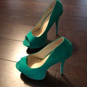 Green pump! Practically new!